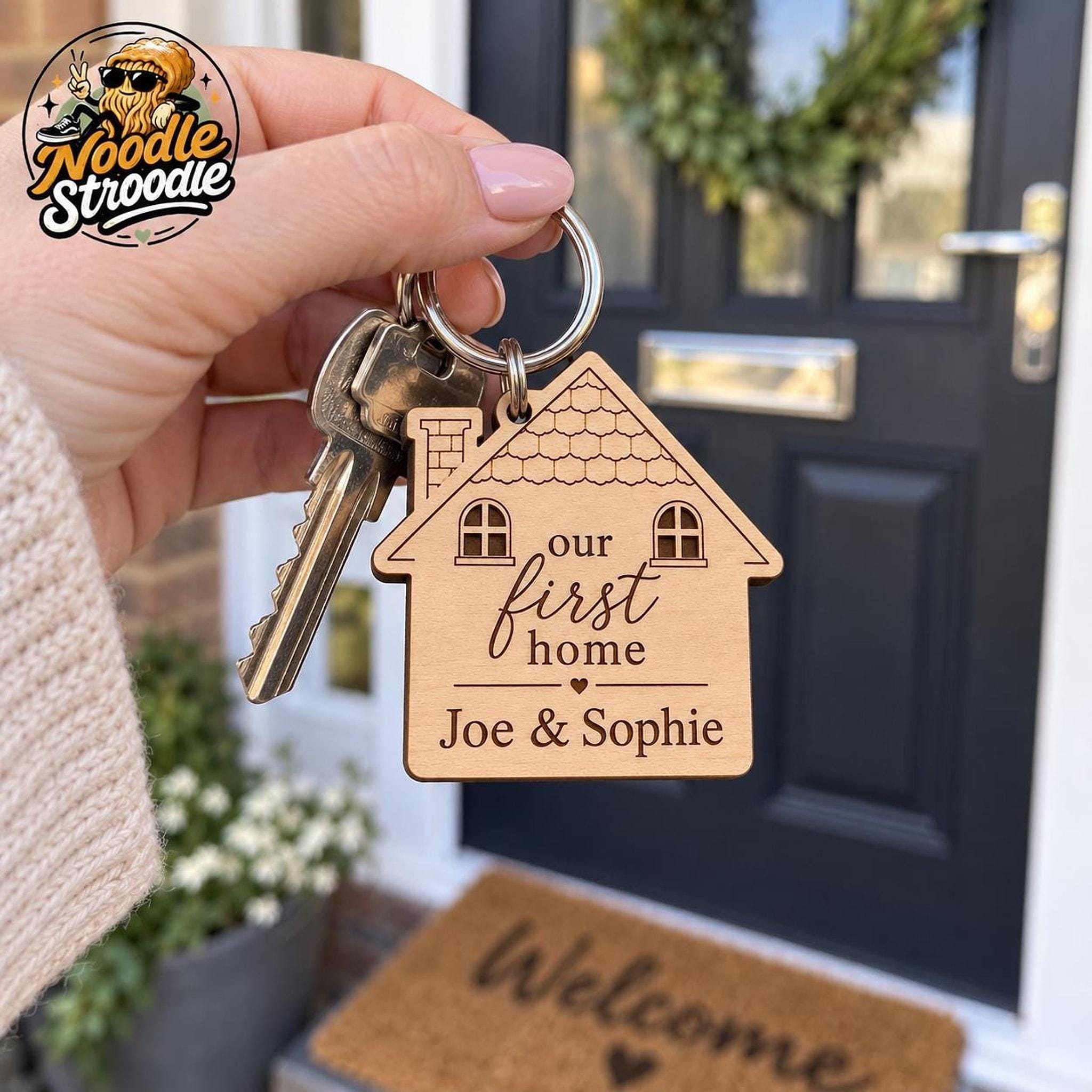 Personalised Wooden House Keyring, First Home Gift for Couples (Engraved Names) (2 Pack)